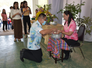 พิธีสรงน้ำพระและรดน้ำ﻿ขอพรเนื่องในประเพณีวันสงกรานต์ ... พารามิเตอร์รูปภาพ 15
